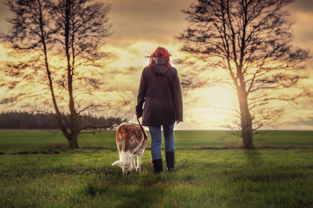 frau geht mit hund spazieren